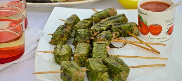 Средиземноморские шашлычки из тунца с острым томатным соусом