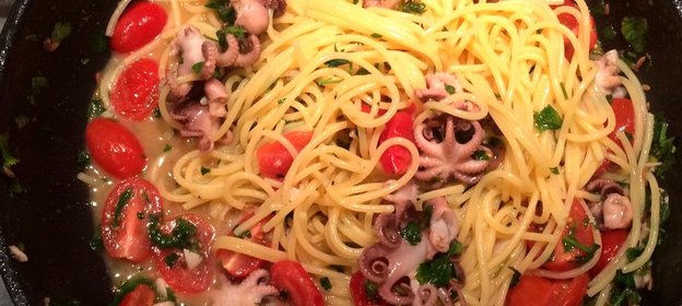 Спагетти с мини осьминогами