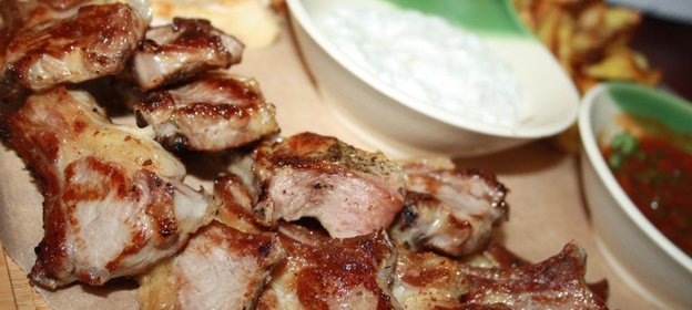 Пивное плато: соломка из курицы, картофельные дольки, каре ягненка + белый соус