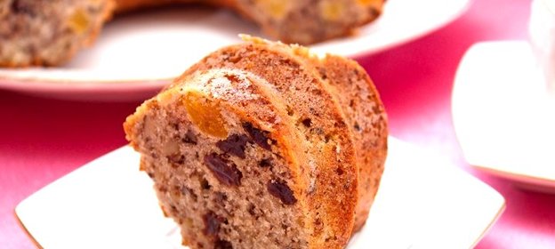 Кекс с курагой, изюмом и орехами