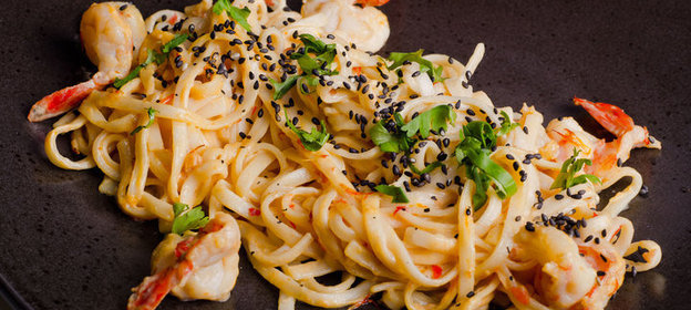 Шафрановая лапша с креветками