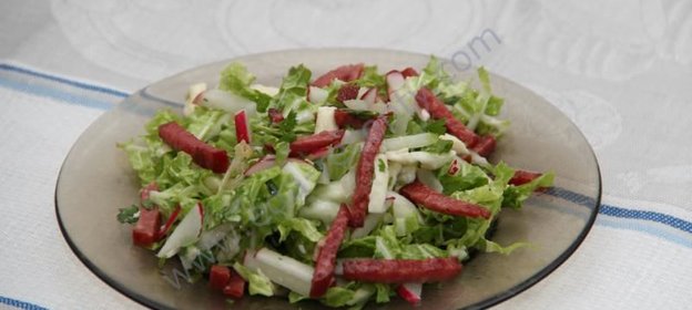 Легкий салат Полянка с колбасой