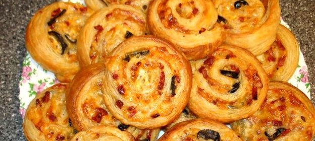 Мини пицца из слоеного теста