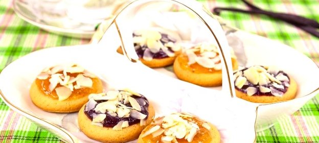 Ванильное печенье с джемом и орехами