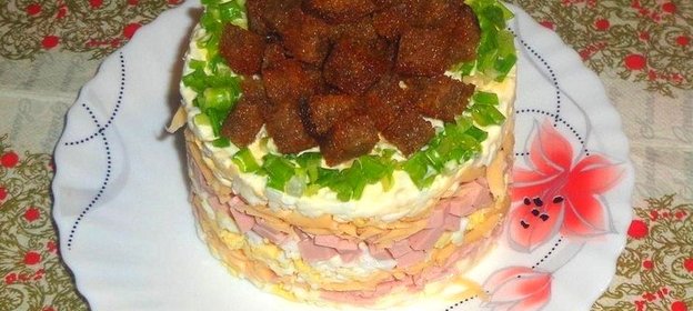 Слоеный салат с чесночными сухариками