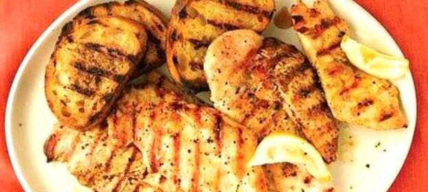 Курица с лимоном и чесночным хлебом