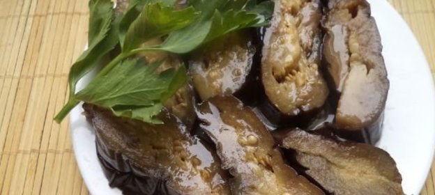 Соленые баклажаны с пряностями и чесноком