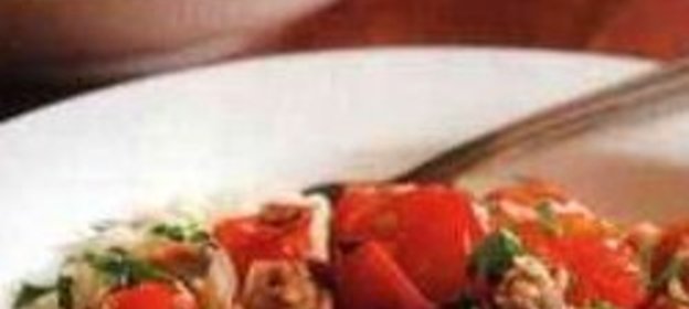 Паста с помидорами, тунцом, каперсами и перцем