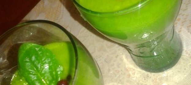 Зеленый смузи со шпинатом и имбирем