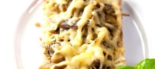 Хлеб с сыром, маслинами и оливками