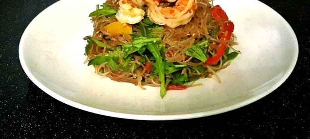 Рисовая лапша с рукколой и креветками