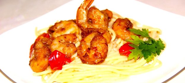 Паста с креветками и помидорами