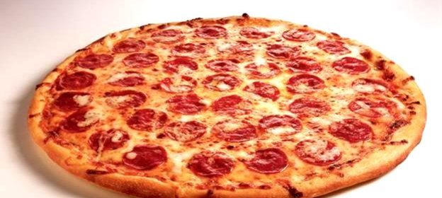 Пицца с помидорами и колбасой