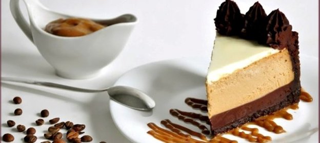 Кофейный чизкейк с шоколадной прослойкой и соусом