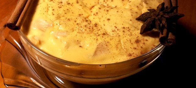 Творожная запеканка с яблоком и черносливом