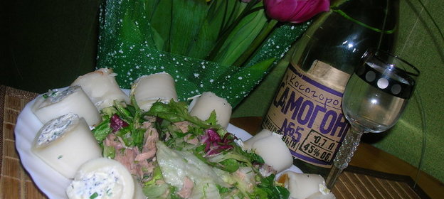 Закуска с рулетиками из кальмаров и салатом из тунца