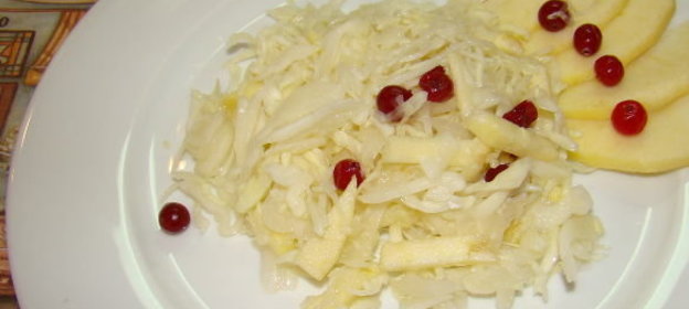 Салат из капусты с яблоком