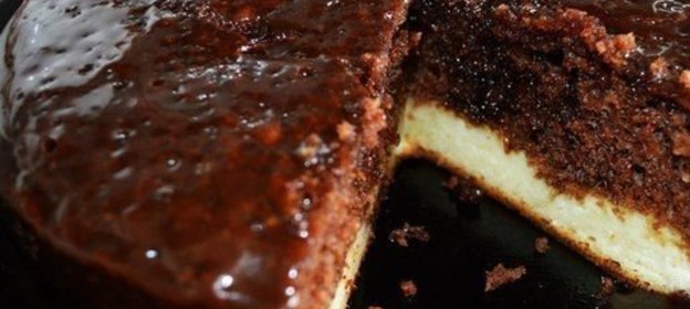 Шоколадный пирог с нежным творожным дном (в мультиварке)