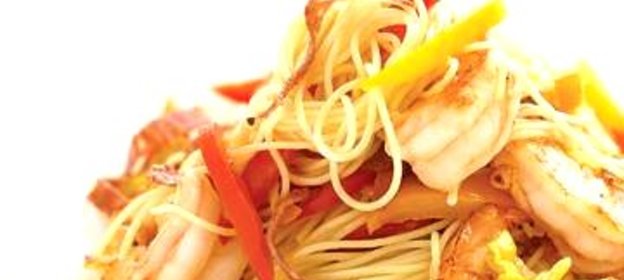 Паста с креветками и салями