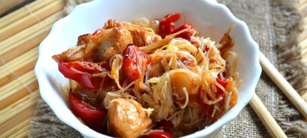 Рисовая лапша с курицей