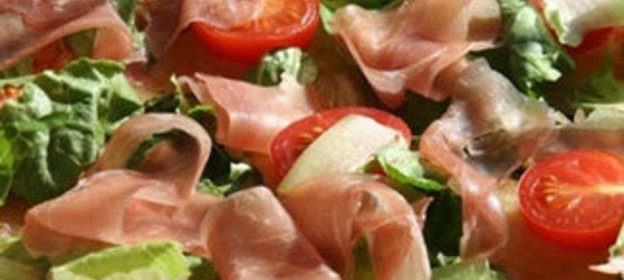 Пицца с салатом и прошутто