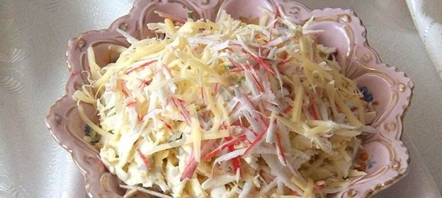 Салат с капустой и крабовыми палочками