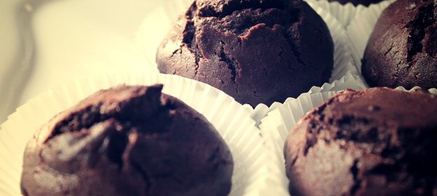 Нежные шоколадные маффины с влажной серединкой