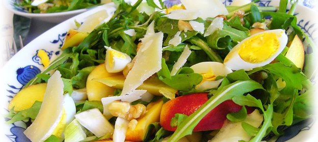 Салат из руколы с нектаринами, фенхелем и перепелиными яйцами