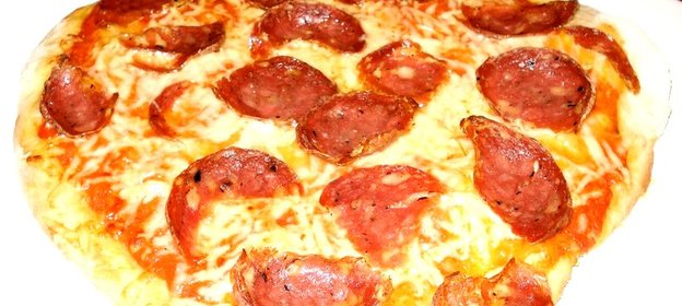 Пицца с салями и помидорами