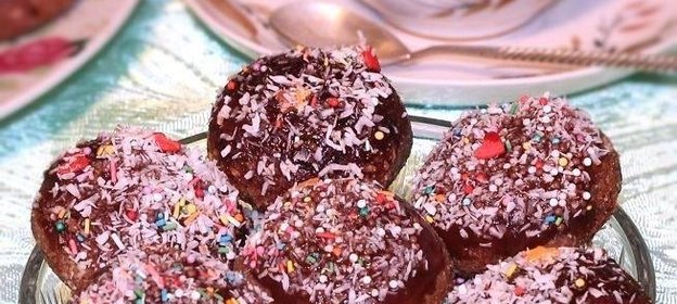 Печенье шоколадное с кокосом и ягодой