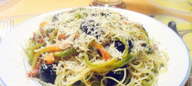 Паста спагетти в соусе из перцев и пряностей