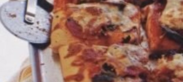 Пицца с салями и оливками