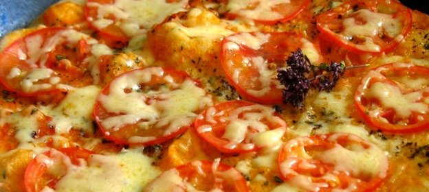 Пицца на сковороде с помидорами