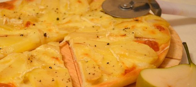 Пицца с грушей и сыром бри
