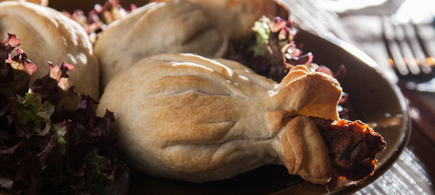 Куриные голени с аджикой в слоеном тесте