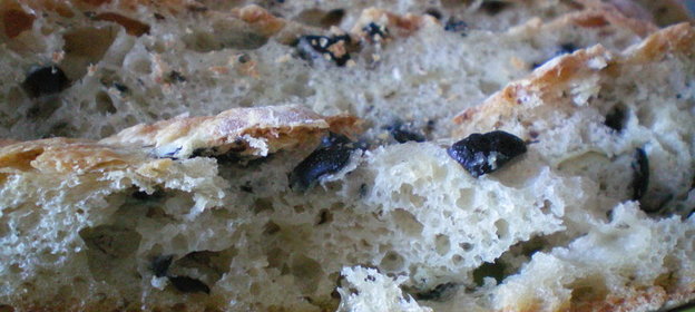 Итальянский хлеб с маслинами и луком