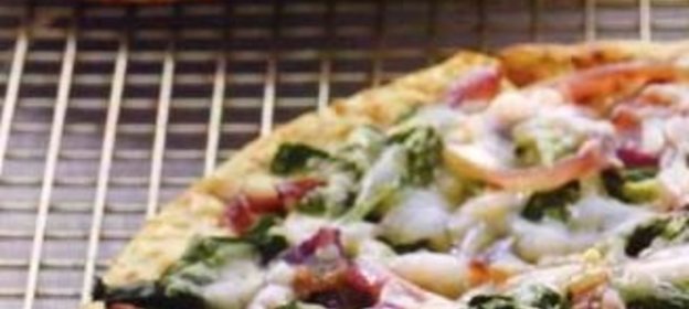 Пицца с луком и шпинатом