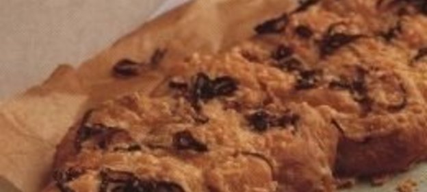 Плоский картофельный хлеб с луком и сыром