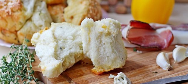 Обезьяний хлеб с сыром и чесноком