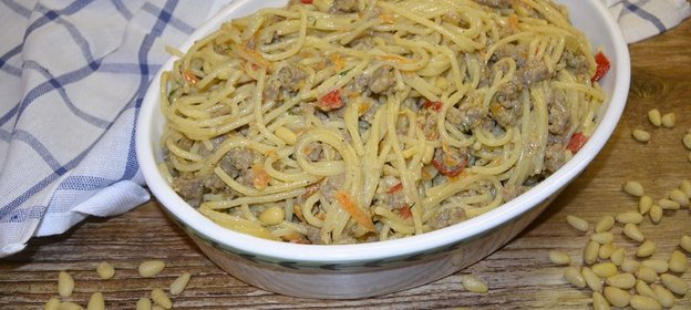 Спагетти по-флотски с кедровыми орешками