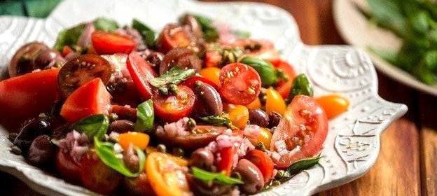 Салат из помидоров с оливками и каперсами от Резы