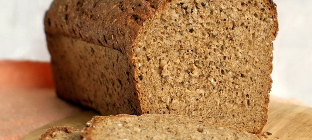 Помидорный ржаной хлеб с чесноком и льняным маслом