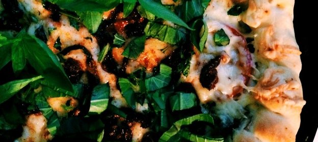 Пицца с баклажанами и вялеными томатами