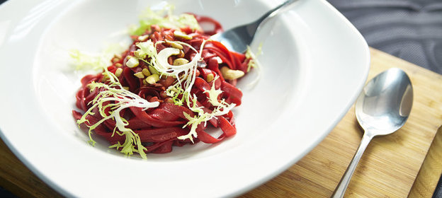 Паста с орешками и свекольным соком