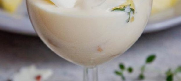 Летний ананасовый десерт с кремом из йогурта и лимонным тимьяном