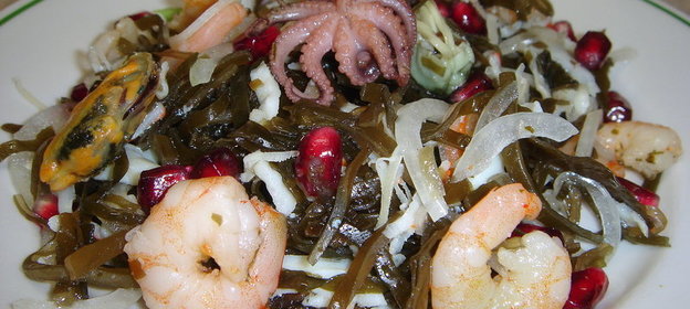 салат из морской капусты с морепродуктами
