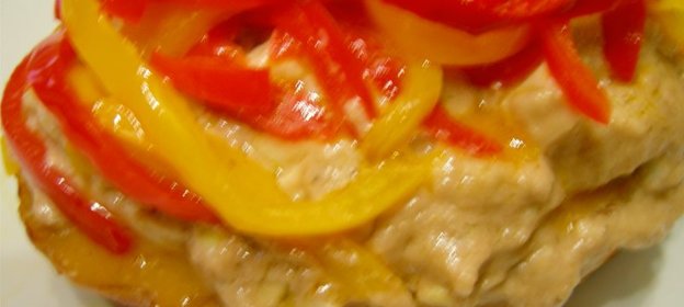 Закуска из куриных бедрышек, запеченных на хлебе, с соусом и сладким перцем