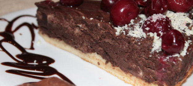 Морской окунь с пюре и луковым соусом