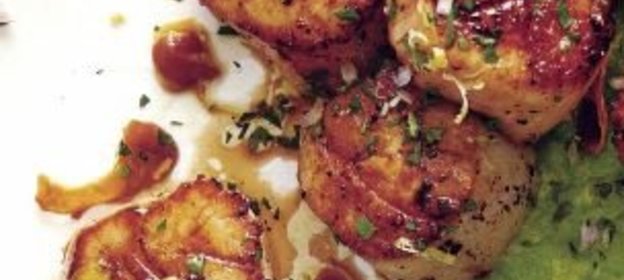 Морские гребешки с гороховым пюре и панчеттой