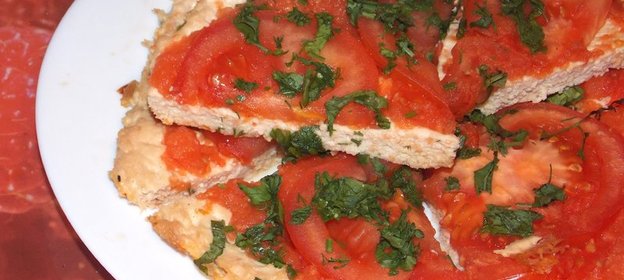 Пицца на лепешке из куриного фарша